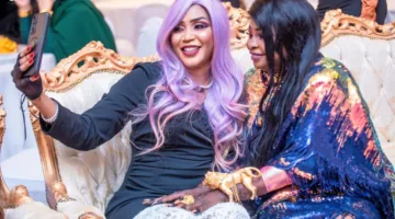 شاهد الفيديو: الفنانة السودانية المثيرة للجدل منى ماروكو توضح: (الباروكة كالحجاب والغناء ليس ممنوعاً)