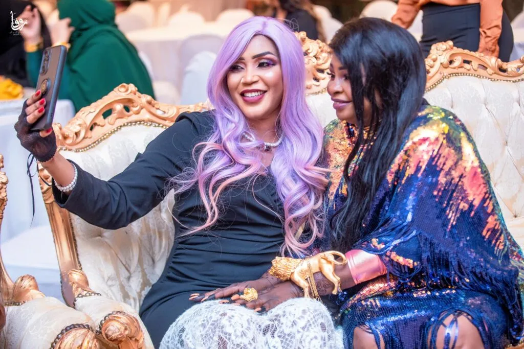 شاهد الفيديو: الفنانة السودانية المثيرة للجدل منى ماروكو توضح: (الباروكة كالحجاب والغناء ليس ممنوعاً) شاهد الفيديو: الفنانة السودانية المثيرة للجدل منى ماروكو توضح: (الباروكة كالحجاب والغناء ليس ممنوعاً)