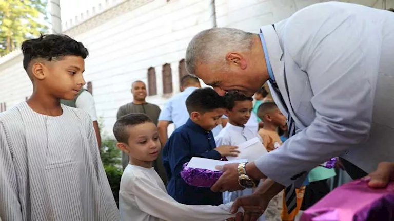 هدايا ورسالة من الرئيس: محافظ أسوان يسعد الأطفال بمناسبة العيد هدايا ورسالة من الرئيس: محافظ أسوان يسعد الأطفال بمناسبة العيد