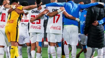 هشام نصر وأعضاء المجلس يتقابلون مع لاعبي الزمالك قبل مباراة نهائي كأس مصر.