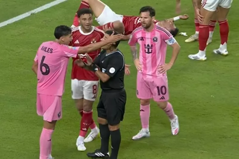 هل كان طرد لاعب إنتر ميامي أمام الأهلي مبررا بعد عرقلته المتهورة لتريزيجيه؟ (صور) هل كان طرد لاعب إنتر ميامي أمام الأهلي مبررا بعد عرقلته المتهورة لتريزيجيه؟ (صور)