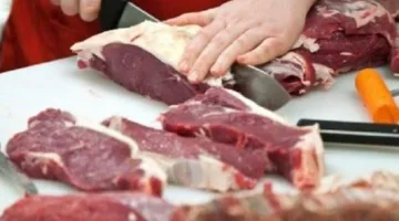 هل من المناسب شراء اللحوم وتوزيعها بدلاً من الأضحية، خاصة مع زيادة الأسعار؟