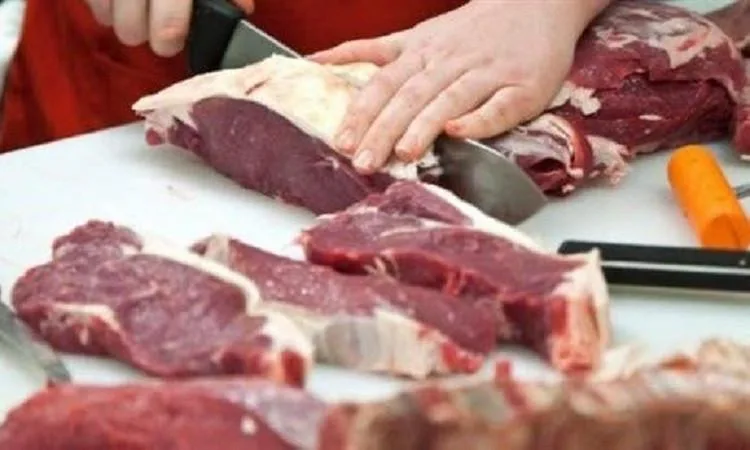 هل من المناسب شراء اللحوم وتوزيعها بدلاً من الأضحية، خاصة مع زيادة الأسعار؟