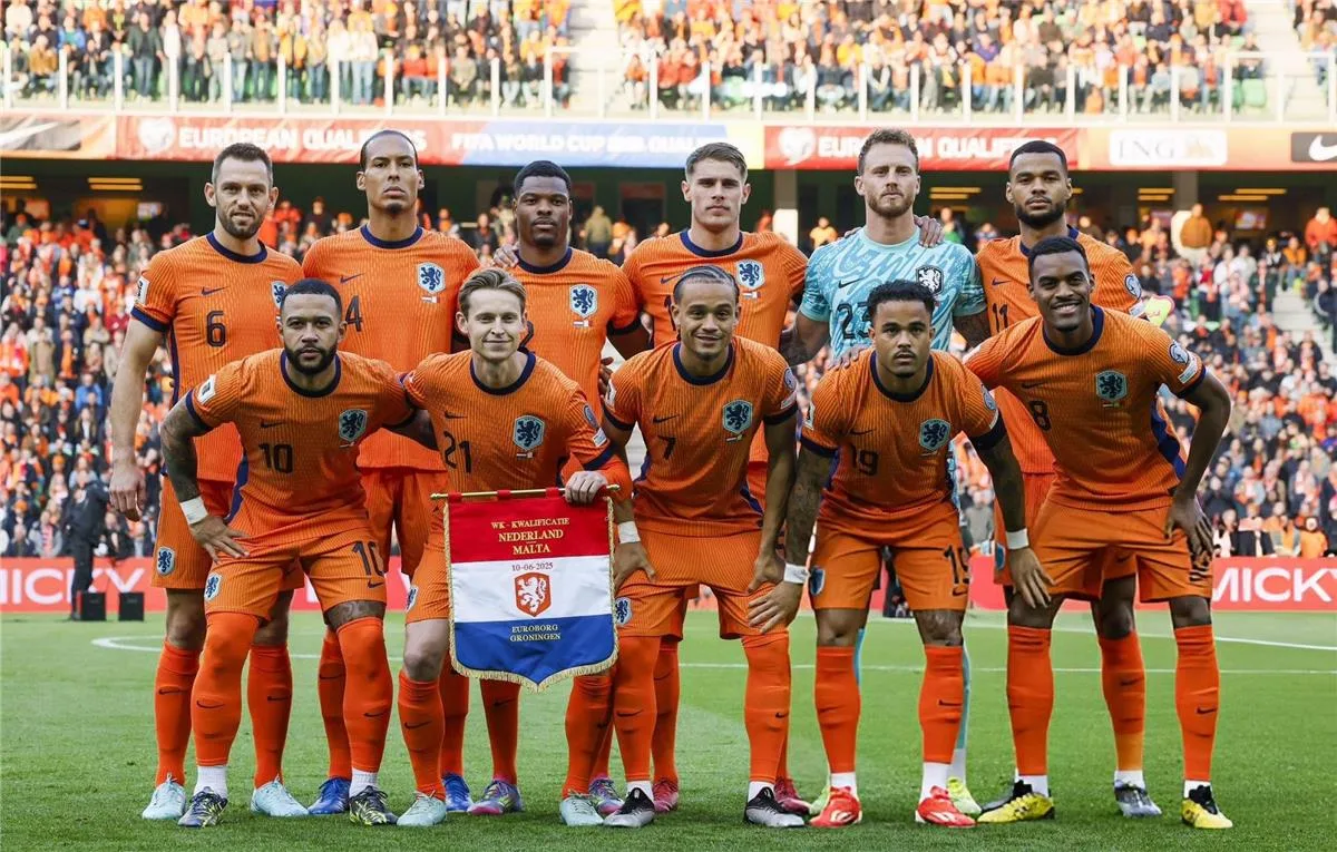 هولندا تحقق انتصارًا ساحقًا على مالطا بنتيجة 8-0 في تصفيات كأس العالم. هولندا تحقق انتصارًا ساحقًا على مالطا بنتيجة 8-0 في تصفيات كأس العالم.