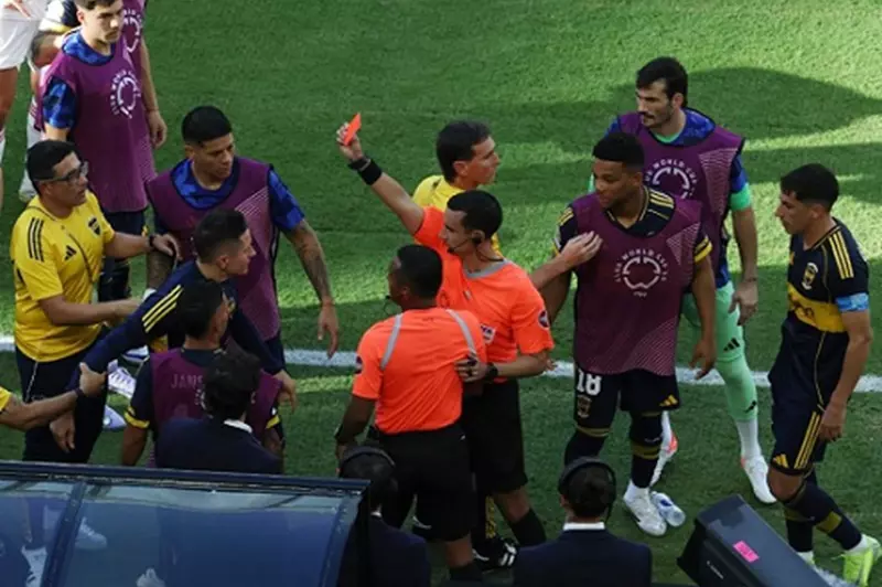 هيريرا يسبب متاعب لبوكا جونيورز بعد محاولته الاعتداء على الحكم خلال مباراة بنفيكا