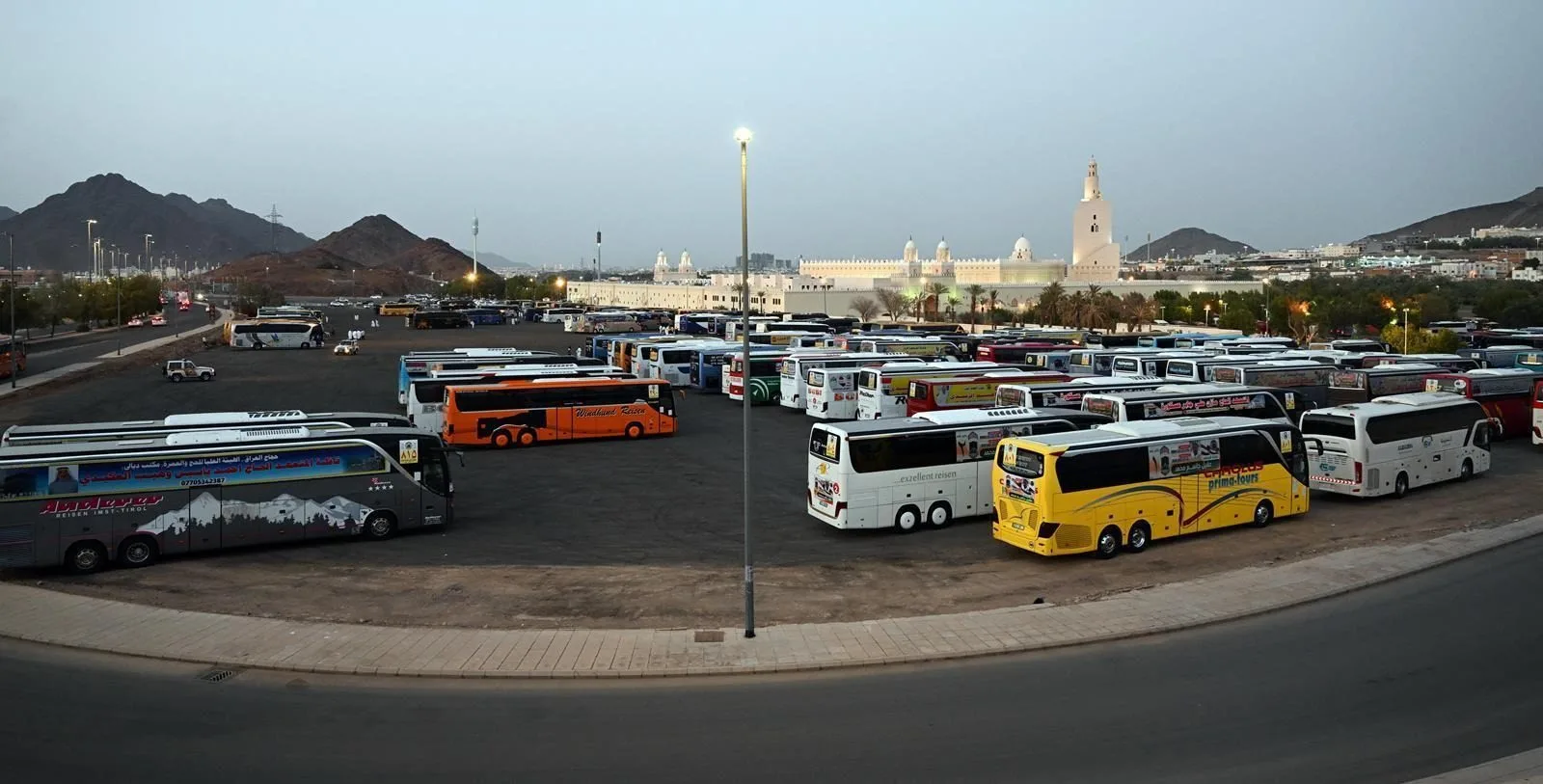 وحدات متنقلة لدعم الحجاج في حالة عطل الحافلات على طريق الهجرة وحدات متنقلة لدعم الحجاج في حالة عطل الحافلات على طريق الهجرة