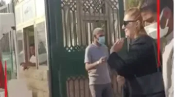 «وداعًا».. رانيا محمود ياسين تودع سميحة أيوب بلحظة مؤثرة خلال مراسم جنازتها (فيديو)