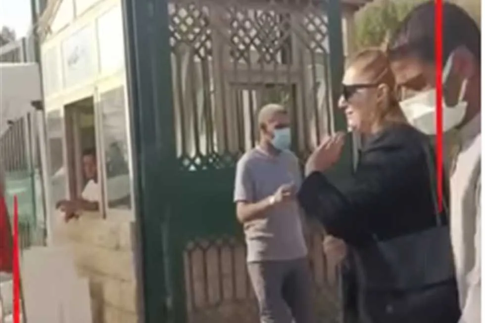 «وداعًا».. رانيا محمود ياسين تودع سميحة أيوب بلحظة مؤثرة خلال مراسم جنازتها (فيديو) «وداعًا».. رانيا محمود ياسين تودع سميحة أيوب بلحظة مؤثرة خلال مراسم جنازتها (فيديو)