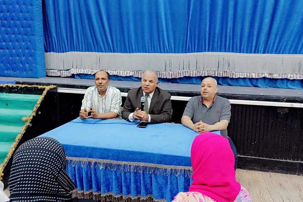 ورد وشوكولاتة أمام لجان الامتحانات: الفيوم تتفرد في دعم طلاب الثانوية العامة ورد وشوكولاتة أمام لجان الامتحانات: الفيوم تتفرد في دعم طلاب الثانوية العامة
