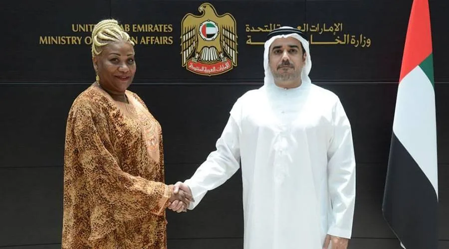 «وزارة الخارجية تستلم شهادة القنصلية من القنصل العام لأنغولا في دبي» «وزارة الخارجية تستلم شهادة القنصلية من القنصل العام لأنغولا في دبي»