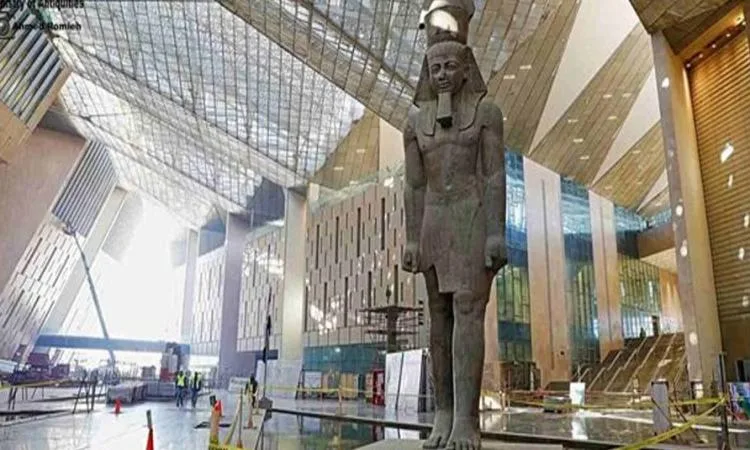 وزارة السياحة والآثار تعلن عن موعد جديد لافتتاح المتحف المصري الكبير. وزارة السياحة والآثار تعلن عن موعد جديد لافتتاح المتحف المصري الكبير.