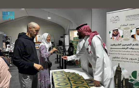 وزارة الشؤون الإسلامية تقدم هدية المصحف الشريف لحجاج روسيا في منفذ البطحاء وزارة الشؤون الإسلامية تقدم هدية المصحف الشريف لحجاج روسيا في منفذ البطحاء