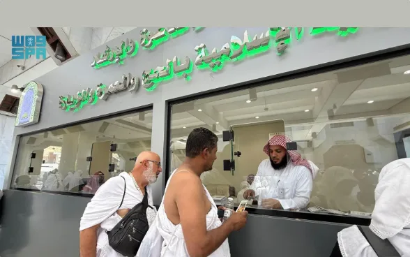 وزارة الشؤون الإسلامية تكرّم حجاج البحرين بهدية نسخة من المصحف الشريف وزارة الشؤون الإسلامية تكرّم حجاج البحرين بهدية نسخة من المصحف الشريف
