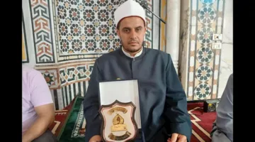 وزير الأوقاف يكرّم إمامًا ساعد في تنظيف مسجد بعد تعب العامل: تصرفت مثلما تعلمت.