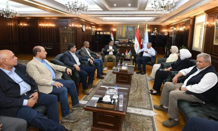 وزير الإسكان ومحافظ الإسكندرية يجتمعان لمراجعة المشاريع التعاونية وزير الإسكان ومحافظ الإسكندرية يجتمعان لمراجعة المشاريع التعاونية