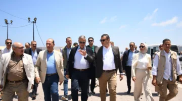 وزير الإسكان ومحافظ الإسكندرية يطلعون على تحسين الكورنيش وتجديد واجهات بعض المباني في المحافظة
