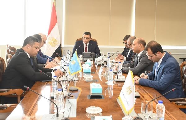 وزير الإسكان يجتمع بممثل شركة استادات للاستثمار الرياضي لبحث أوجه التعاون المشتركة
