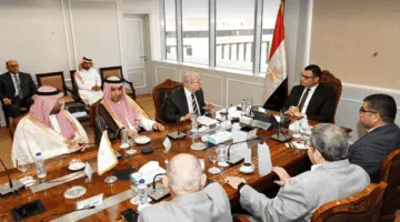 وزير الإسكان يجري محادثات مع وفد سعودي لتسهيل دخول الشركات المصرية إلى المملكة