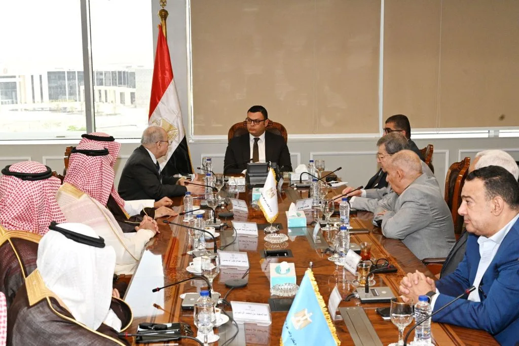 وزير الإسكان يوجه بإشراك الشركات المصرية في سوق التطوير العقاري بالسعودية
