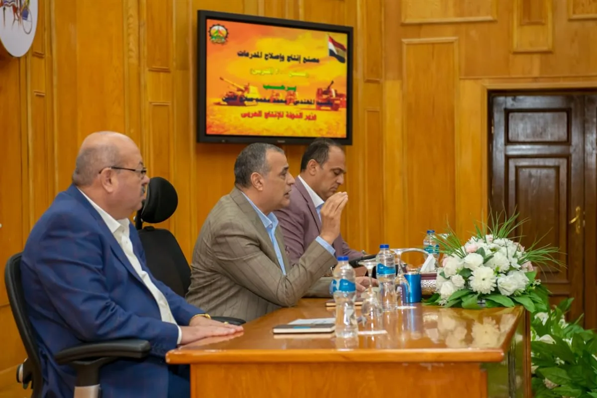 وزير الإنتاج الحربي يراقب عمليات التصنيع العسكري والمدني في مصنع إنتاج وإصلاح المدرعات