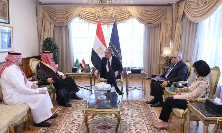وزير الاتصالات يستعرض فرص التعاون الجديدة مع السفير السعودي في مصر وزير الاتصالات يستعرض فرص التعاون الجديدة مع السفير السعودي في مصر