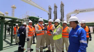 وزير البترول يزور موقع استلام السفينة الثالثة للتغييز في ميناء العين السخنة