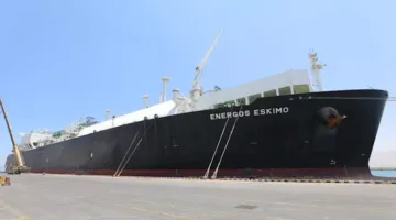 وزير البترول يزور موقع وصول السفينة الثالثة للتغييز في ميناء العين السخنة