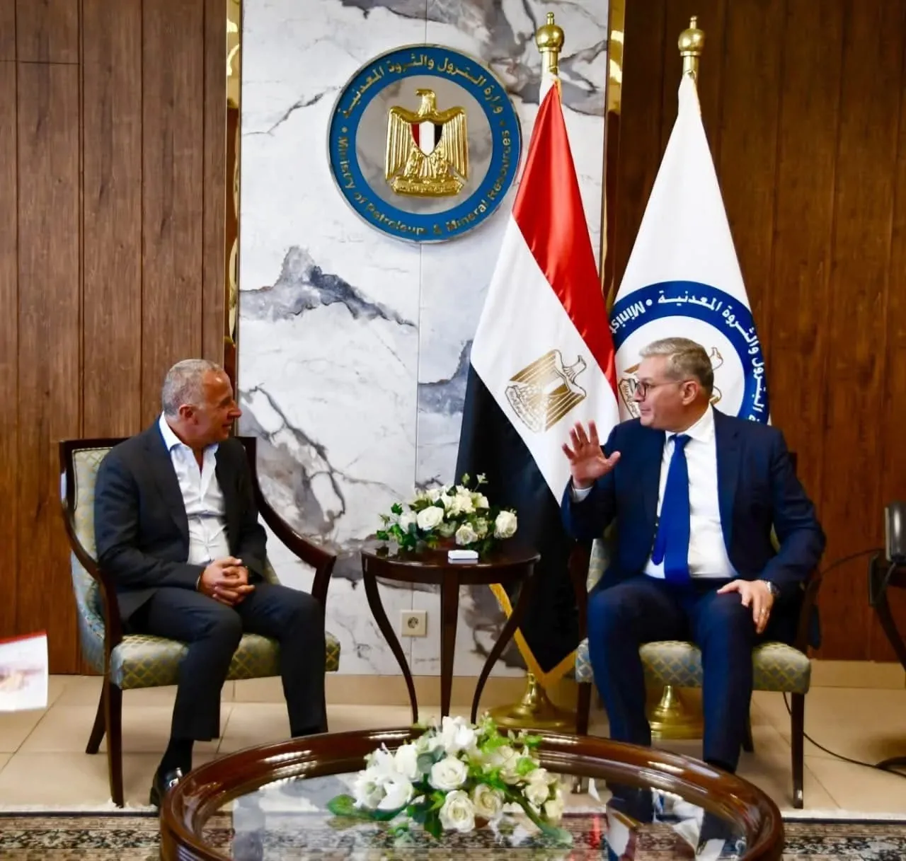 وزير البترول يناقش مع الرئيس التنفيذي لشركة السويدي إليكتريك طرق تعزيز الشراكة. وزير البترول يناقش مع الرئيس التنفيذي لشركة السويدي إليكتريك طرق تعزيز الشراكة.