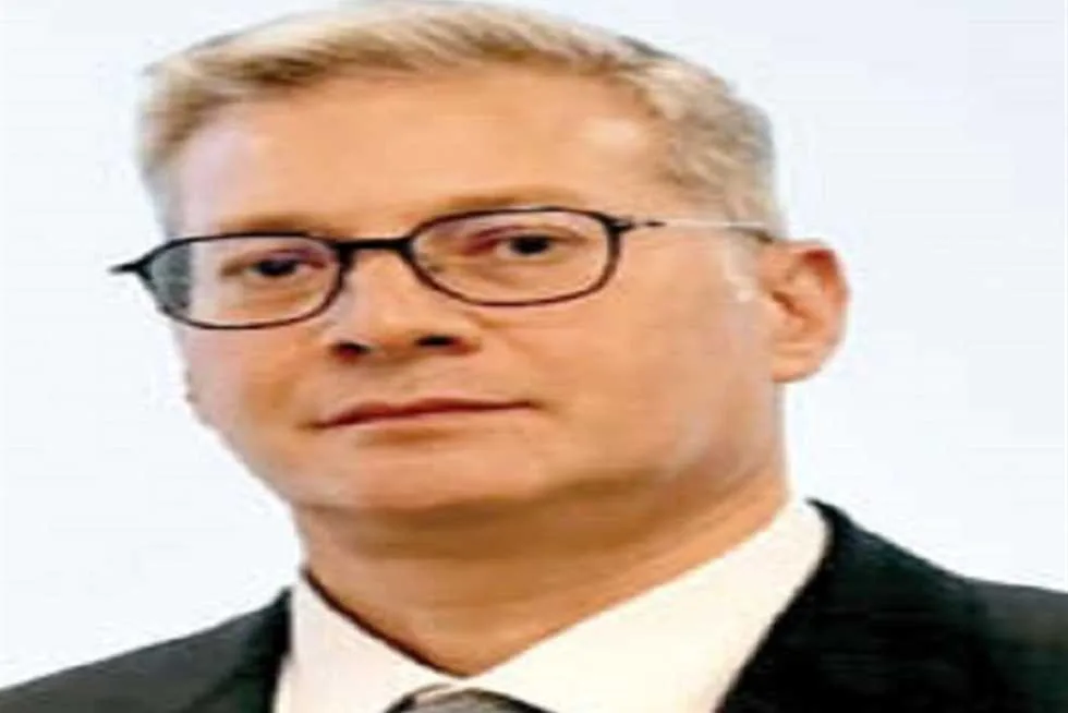 وزير البترول يُعلن عن تعيين ابن شهيد الشهامة وابن شقيقه وزير البترول يُعلن عن تعيين ابن شهيد الشهامة وابن شقيقه