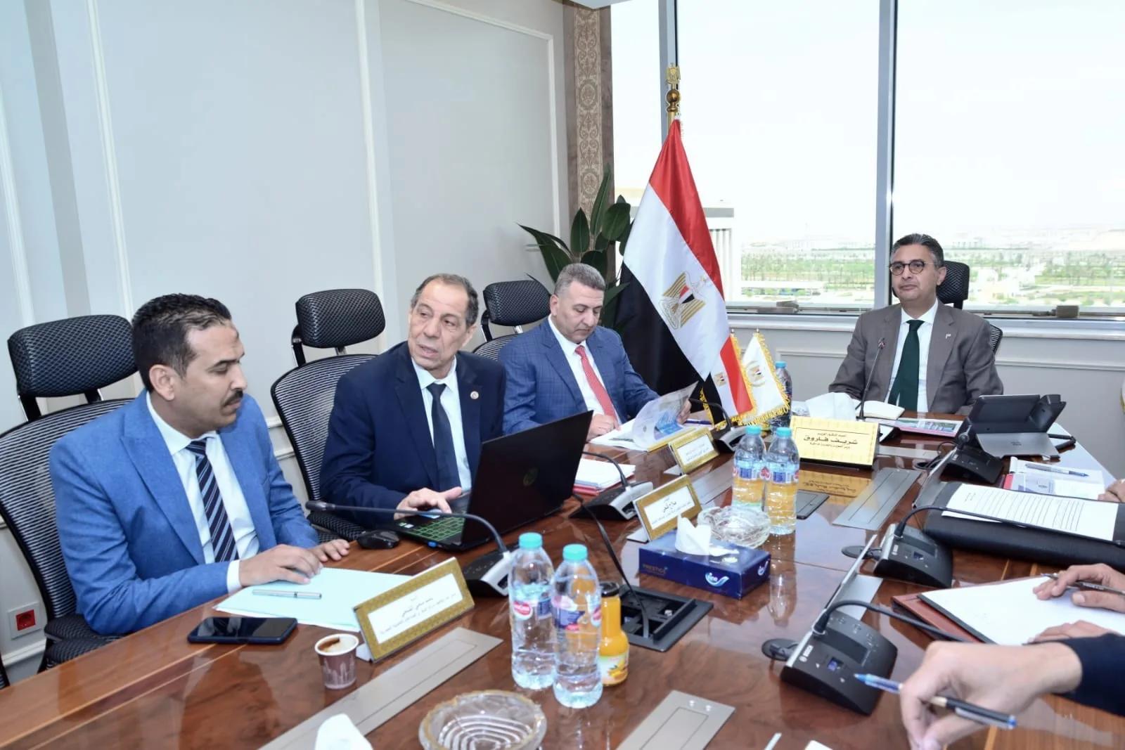 وزير التموين يتباحث مع شركة السكر حول زيادة الإنتاج المحلي والحد من الاعتماد على الواردات. وزير التموين يتباحث مع شركة السكر حول زيادة الإنتاج المحلي والحد من الاعتماد على الواردات.
