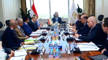 وزير التموين يجتمع مع الشركة القابضة للصناعات الغذائية لمراجعة حالة المخزون الاستراتيجي للسلع.