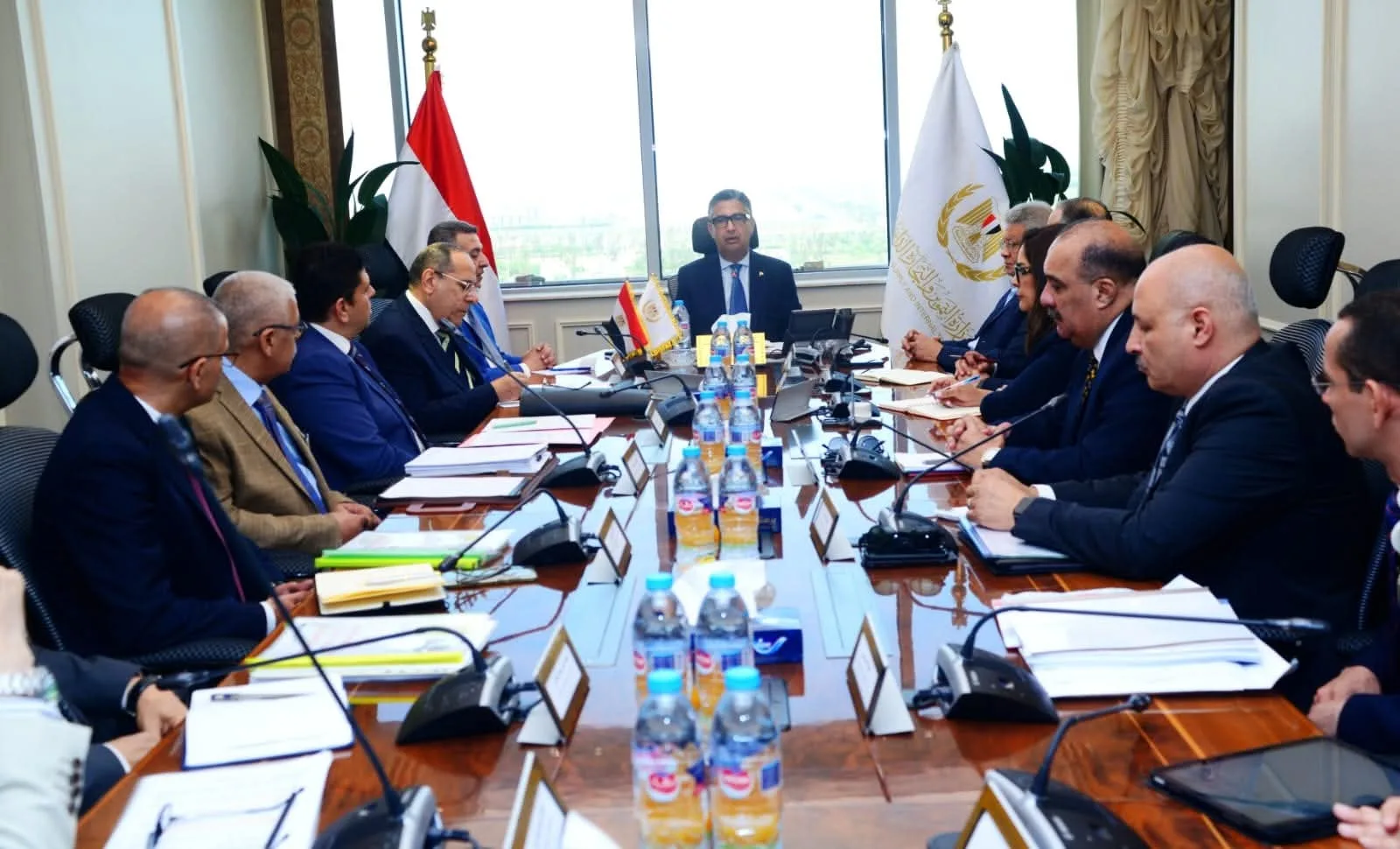 وزير التموين يجتمع مع الشركة القابضة للصناعات الغذائية لمراجعة حالة المخزون الاستراتيجي للسلع. وزير التموين يجتمع مع الشركة القابضة للصناعات الغذائية لمراجعة حالة المخزون الاستراتيجي للسلع.