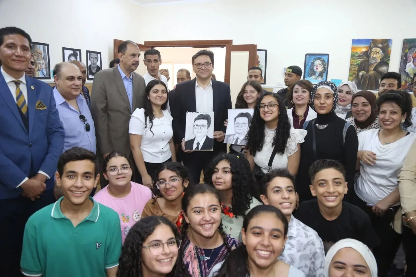 وزير الثقافة ومحافظ سوهاج يدشّنان مركز ثقافي في أخميم بعد تحسينه وتجديده وزير الثقافة ومحافظ سوهاج يدشّنان مركز ثقافي في أخميم بعد تحسينه وتجديده