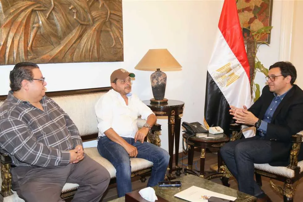 وزير الثقافة يجتمع مع محمد هنيدي لمناقشة تنظيم عروض مسرحية في المحافظات وزير الثقافة يجتمع مع محمد هنيدي لمناقشة تنظيم عروض مسرحية في المحافظات