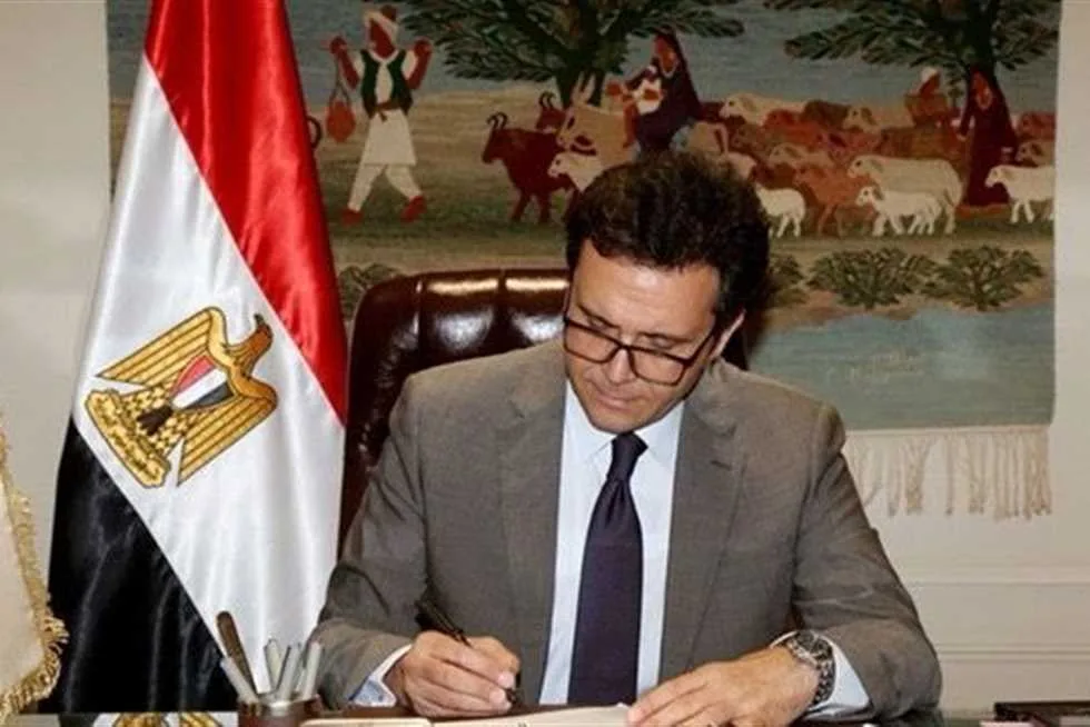 وزير الثقافة يعلن إيقاف قرار رفع رسوم المصنفات الفنية (تفاصيل) وزير الثقافة يعلن إيقاف قرار رفع رسوم المصنفات الفنية (تفاصيل)