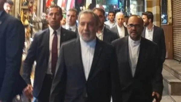 وزير الخارجية الإيراني يقوم بزيارة خان الخليلي ويؤدي صلاة المغرب في مسجد الحسين