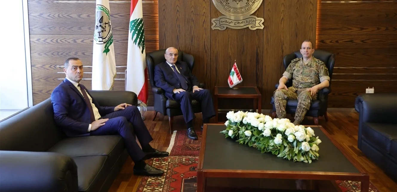 وزير الدفاع يجتمع بقائد الجيش ورئيس الأركان لمناقشة الأوضاع الأمنية المحلية والإقليمية وزير الدفاع يجتمع بقائد الجيش ورئيس الأركان لمناقشة الأوضاع الأمنية المحلية والإقليمية