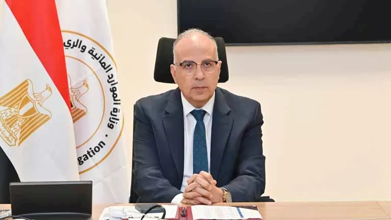 وزير الري يُعفي رئيس إدارة الموارد المائية في البحيرة من مهامه على الفور وزير الري يُعفي رئيس إدارة الموارد المائية في البحيرة من مهامه على الفور