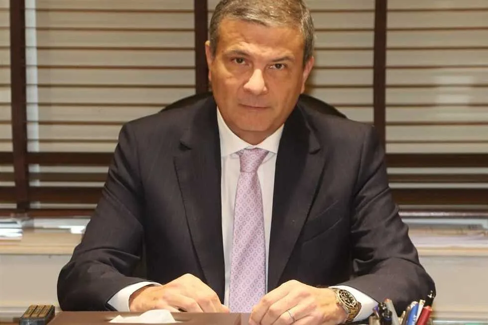 وزير الزراعة يزور موظف حماية الأراضي في سوهاج بعد إصابته بإعاقة دائمة ويطمئنه. وزير الزراعة يزور موظف حماية الأراضي في سوهاج بعد إصابته بإعاقة دائمة ويطمئنه.