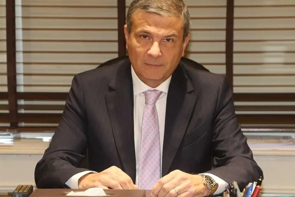 وزير الزراعة يعزي الأطباء البيطريين في وفاة طارق عبدالمنعم أثناء إشرافه على الأضاحي في مكة المكرمة. وزير الزراعة يعزي الأطباء البيطريين في وفاة طارق عبدالمنعم أثناء إشرافه على الأضاحي في مكة المكرمة.