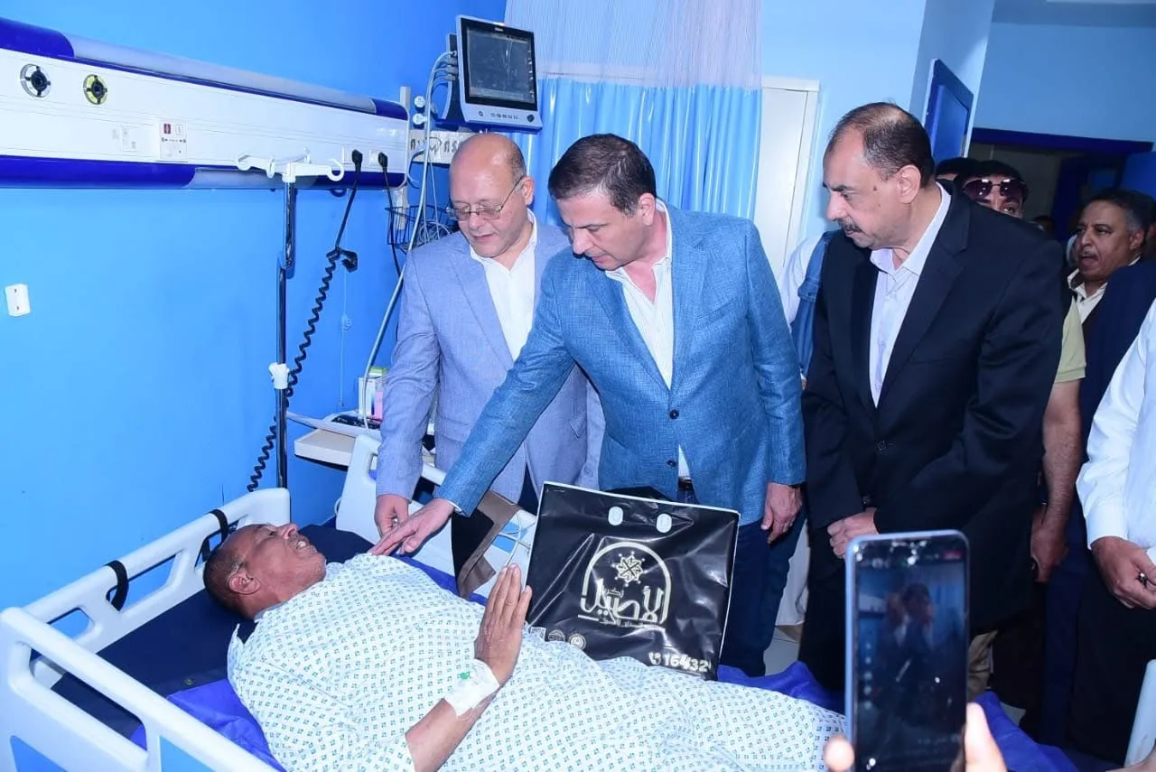 وزير الزراعة يلتقي مسؤول حماية الأراضي المصاب في سوهاج ويمنح مكافأة فورية وترقية استثنائية وزير الزراعة يلتقي مسؤول حماية الأراضي المصاب في سوهاج ويمنح مكافأة فورية وترقية استثنائية