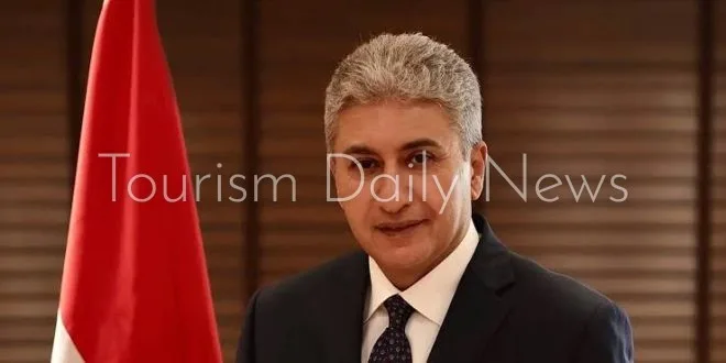 وزير السياحة والآثار يراقب نشاط غرفة عمليات الحركة السياحية في مصر وزير السياحة والآثار يراقب نشاط غرفة عمليات الحركة السياحية في مصر