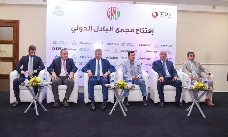 وزير الشباب والرياضة ومحافظ الإسكندرية يستعرضان تفاصيل المنافسة الدولية في لعبة البادل وزير الشباب والرياضة ومحافظ الإسكندرية يستعرضان تفاصيل المنافسة الدولية في لعبة البادل