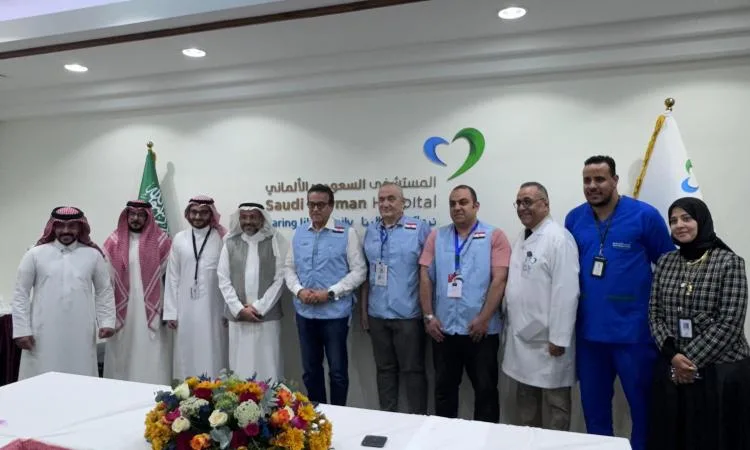 وزير الصحة يزور العيادات الطبية للاطلاع على صحة الحجاج المصريين وزير الصحة يزور العيادات الطبية للاطلاع على صحة الحجاج المصريين