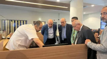 وزير الطيران يقوم بجولة تفقدية لمرافق تشغيلية حيوية لضمان استعدادها للتعامل مع أي طارئ.
