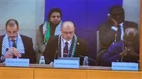 وزير العمل يرتدي الكوفية الفلسطينية خلال المؤتمر الدولي للتضامن وزير العمل يرتدي الكوفية الفلسطينية خلال المؤتمر الدولي للتضامن