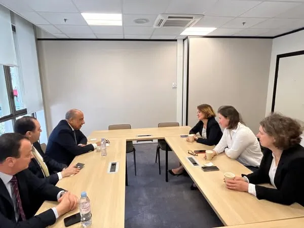 وزير الكهرباء يناقش مع شركة EDF الفرنسية تعزيز الشراكة في مشاريع الطاقة المتجددة والضخ والتخزين. وزير الكهرباء يناقش مع شركة EDF الفرنسية تعزيز الشراكة في مشاريع الطاقة المتجددة والضخ والتخزين.