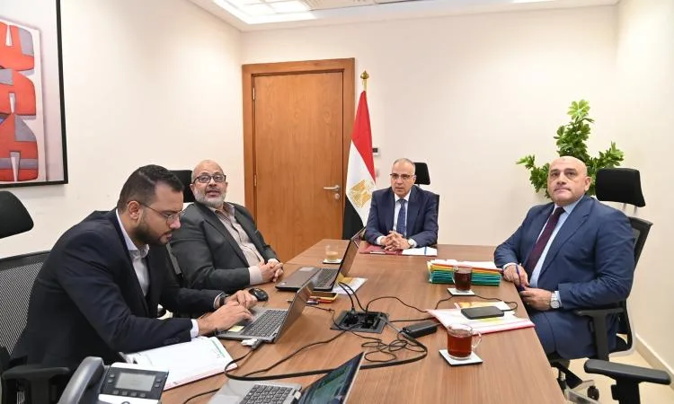 وزير الموارد المائية يراقب جهود حماية السواحل الشمالية. وزير الموارد المائية يراقب جهود حماية السواحل الشمالية.