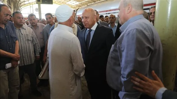 وزير النقل يطلب توفير كافة التسهيلات والخدمات المتميزة للمواطنين في خدمات السكك الحديدية. وزير النقل يطلب توفير كافة التسهيلات والخدمات المتميزة للمواطنين في خدمات السكك الحديدية.