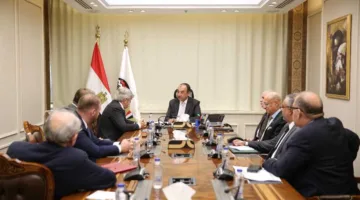 وزير قطاع الأعمال يتباحث مع وفد إيطالي حول مستجدات “حامض النيتريك ونترات الأمونيوم”